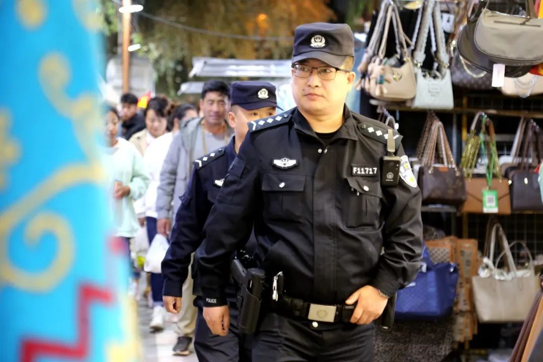 和群眾一起逛夜市，移動(dòng)警務(wù)室為“夜經(jīng)濟(jì)”裝上“安全閥”(圖2)