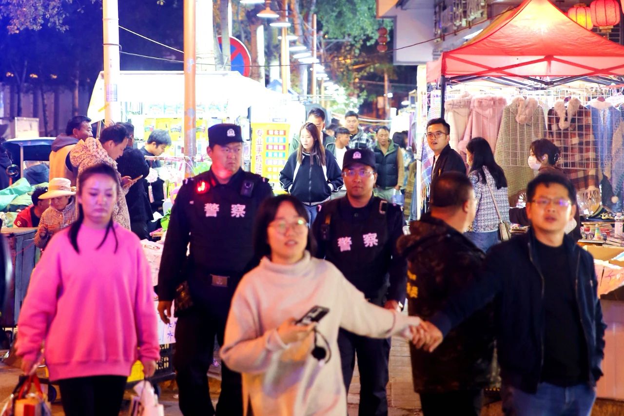 和群眾一起逛夜市，移動(dòng)警務(wù)室為“夜經(jīng)濟(jì)”裝上“安全閥”(圖3)