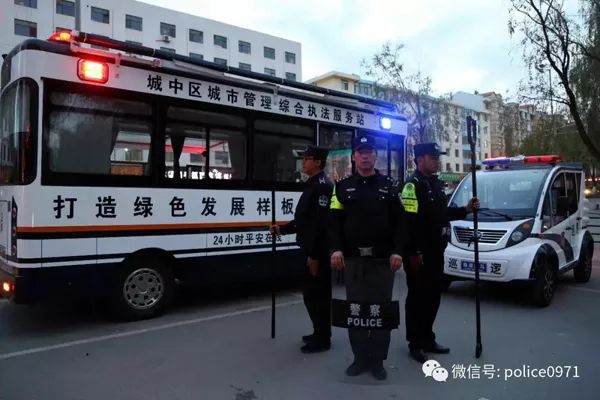 和群眾一起逛夜市，移動(dòng)警務(wù)室為“夜經(jīng)濟(jì)”裝上“安全閥”(圖4)