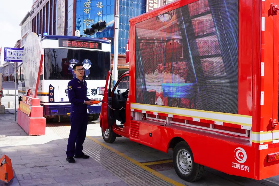 移動(dòng)警務(wù)室+宣傳車將消防安全知識(shí)帶入人心(圖1) 移動(dòng)警務(wù)室+宣傳車將消防安全知識(shí)帶入人心(圖1)