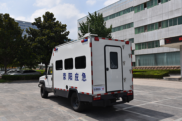 森源鴻馬應(yīng)急前突保障車(圖6) 森源鴻馬應(yīng)急前突保障車(圖6)