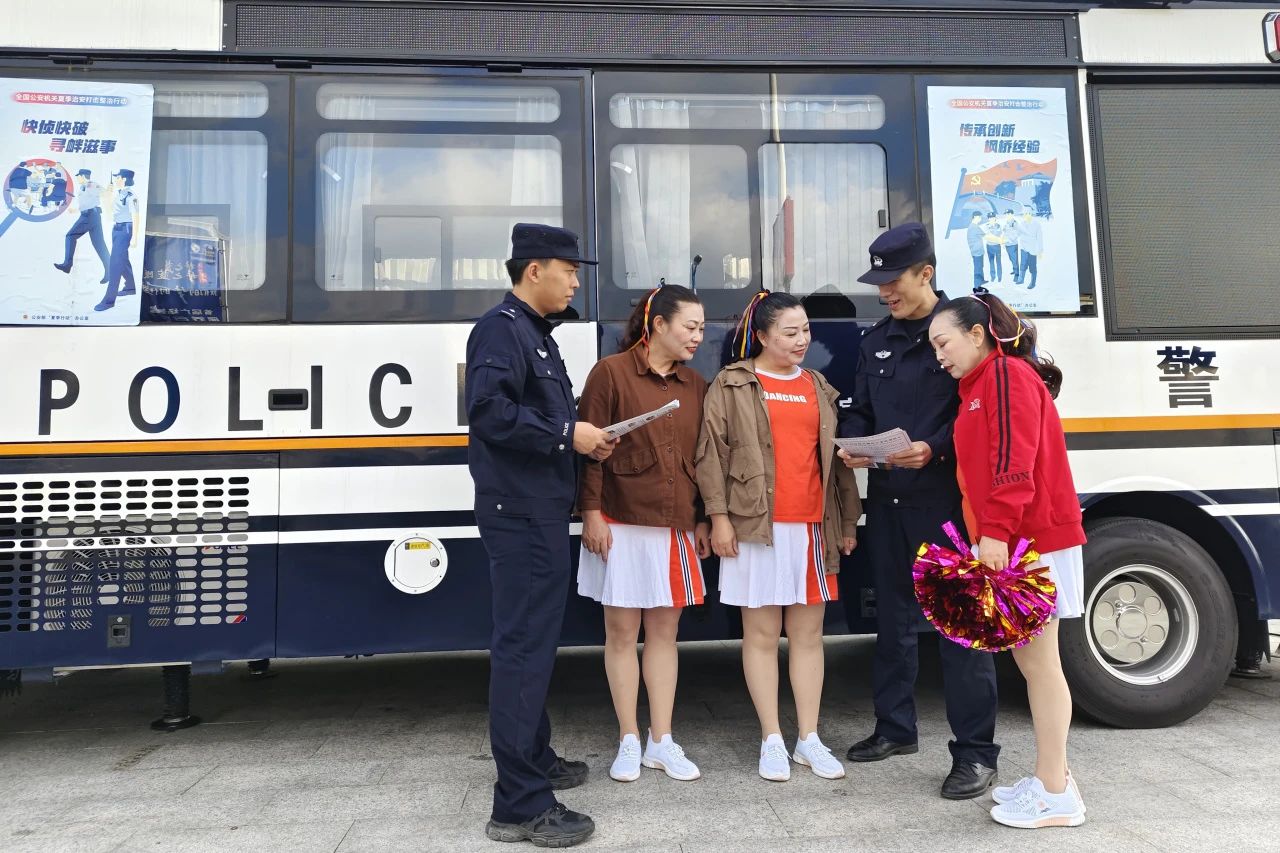森源鴻馬移動(dòng)警務(wù)方艙讓宣傳“動(dòng)”起來(圖7) 森源鴻馬移動(dòng)警務(wù)方艙讓宣傳“動(dòng)”起來(圖7)
