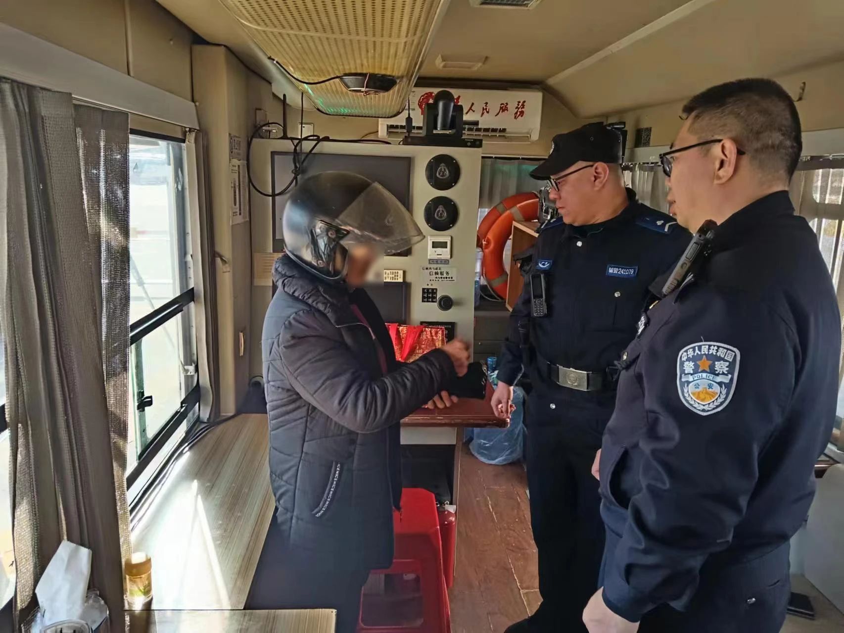 平安“警”色護(hù)新春！移動警務(wù)室暖守護(hù)  為民服務(wù)不止步(圖2)