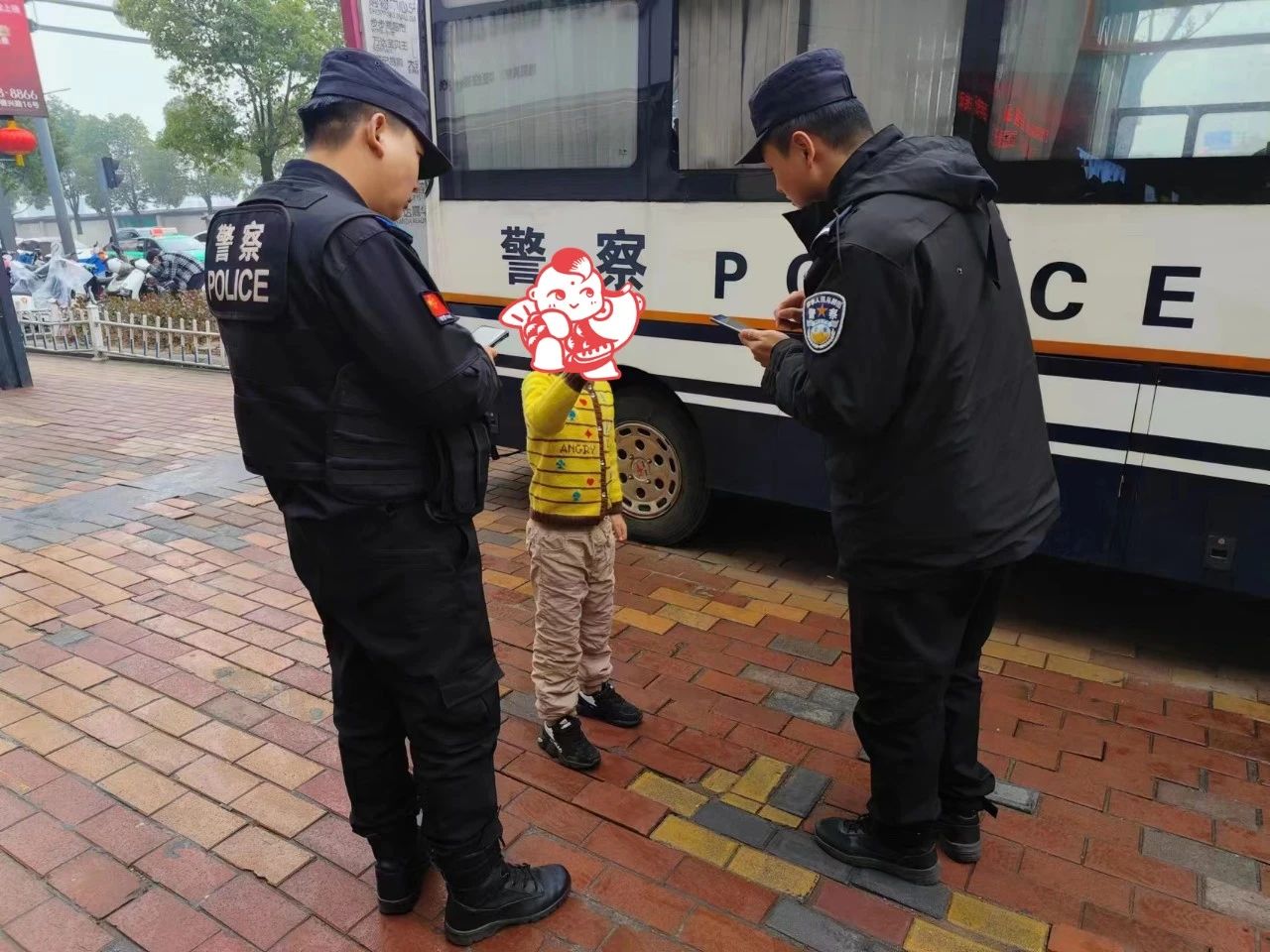 移動(dòng)警務(wù)室護(hù)平安||這個(gè)春節(jié)不太冷，因?yàn)橛心銈冋媾?圖1)
