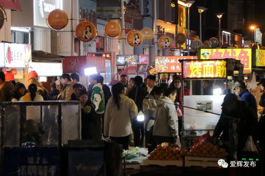 夜幕降臨時(shí)，移動(dòng)警務(wù)室警燈為你而亮(圖2)