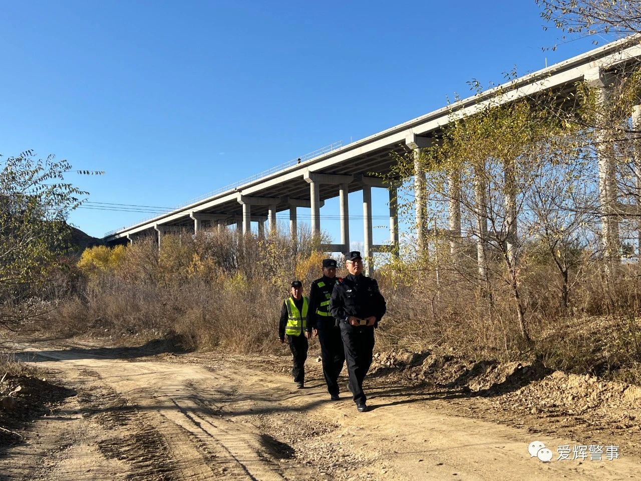 立足移動警務(wù)室陣地管控 筑牢邊境屏障(圖2) 立足移動警務(wù)室陣地管控 筑牢邊境屏障(圖2)