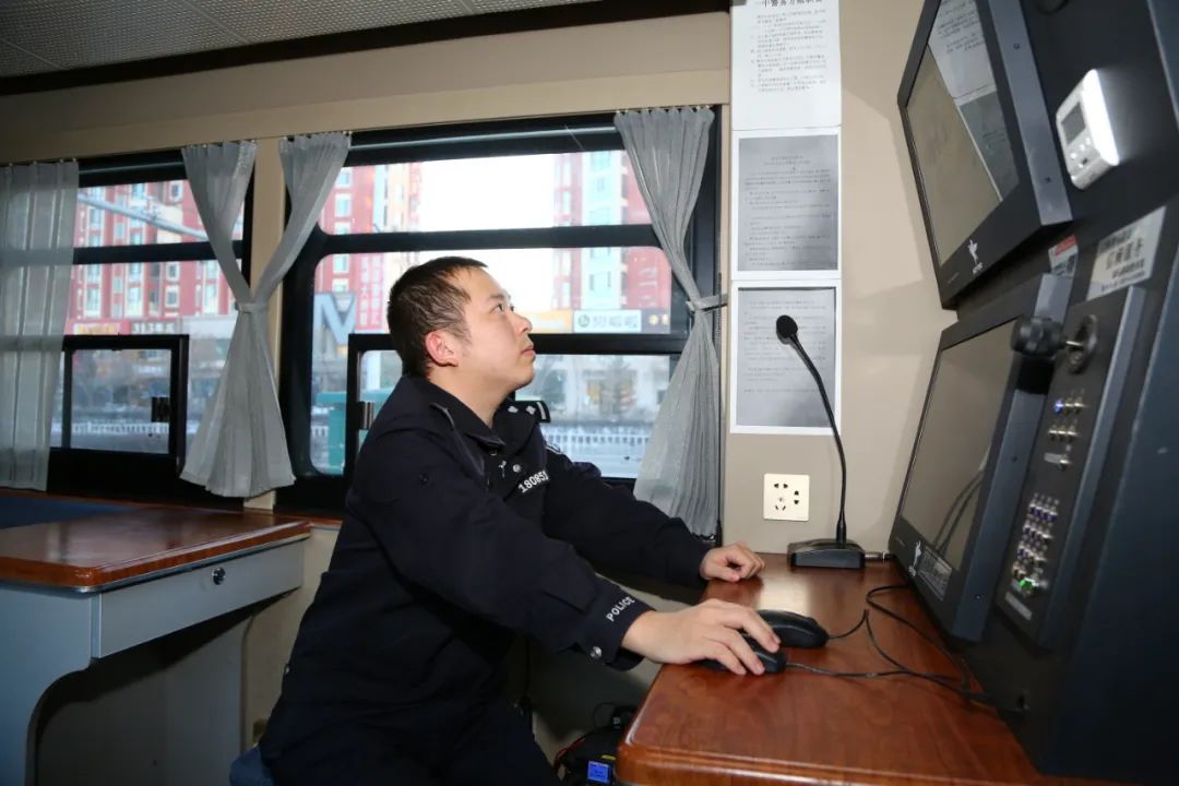 立足移動警務(wù)室陣地管控 筑牢邊境屏障(圖3) 立足移動警務(wù)室陣地管控 筑牢邊境屏障(圖3)