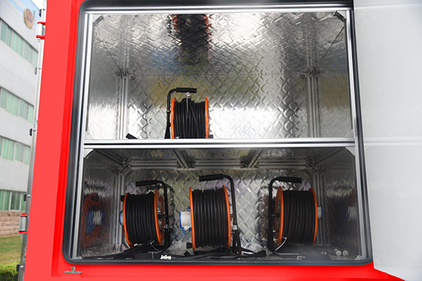 森源鴻馬發(fā)電照明車(圖4) 森源鴻馬發(fā)電照明車(圖4)
