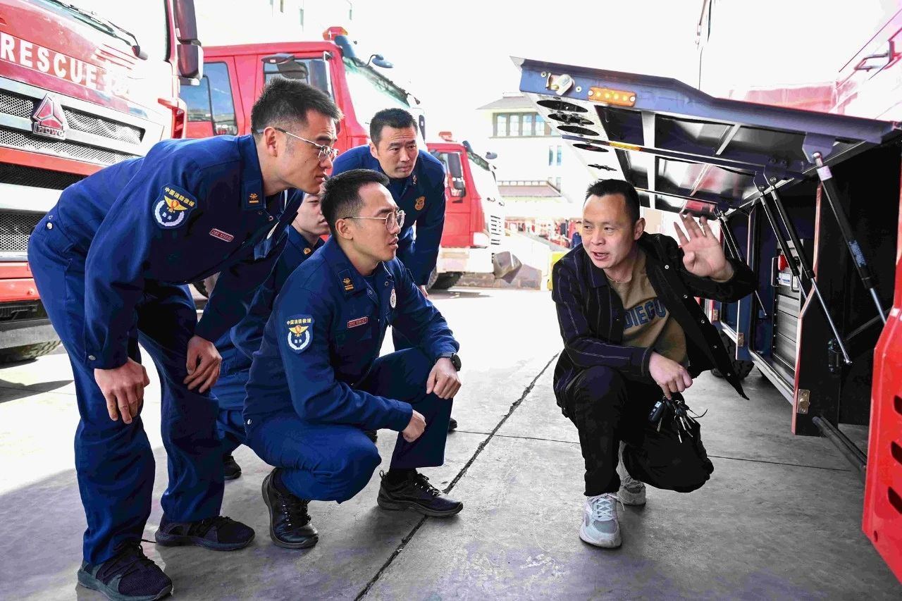 森源鴻馬淋浴車上崗—嘉峪關(guān)市消防救援支隊再添遂行應(yīng)急保障新利器(圖3) 森源鴻馬淋浴車上崗—嘉峪關(guān)市消防救援支隊再添遂行應(yīng)急保障新利器(圖3)