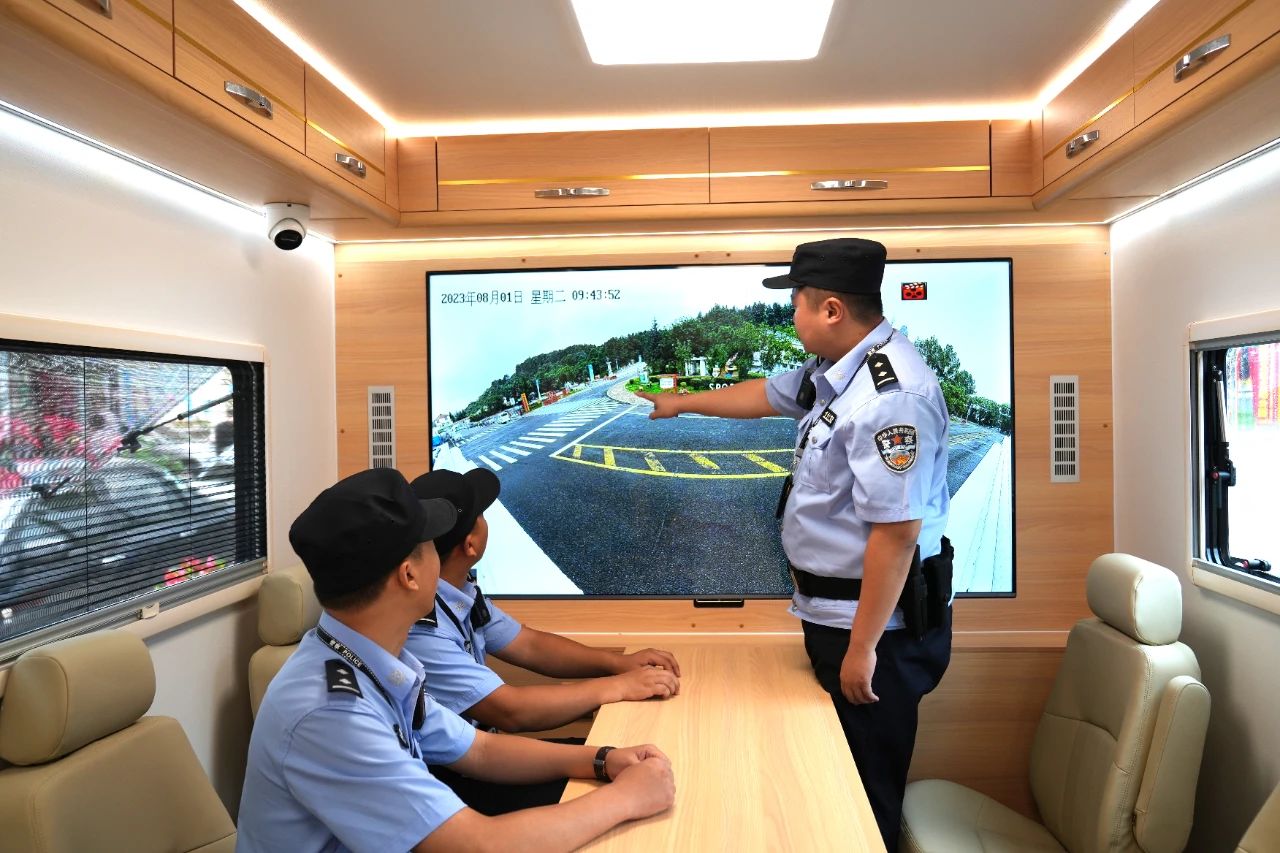 伊春移動(dòng)警務(wù)室守護(hù)安全(圖1) 伊春移動(dòng)警務(wù)室守護(hù)安全(圖1)
